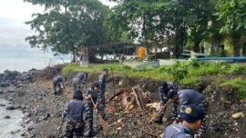Prajurit Guskamla Koarmada II gelar aksi bersih-bersih pesisir Pantai Los Bahu, Manado, Sulawesi Utara, Jumat (20/2/2026). (Sumber Foto: Dispen Koarmada II)