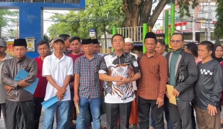 Tangkapan layar video saat Kuasa Hukum korban, M Sholeh (tengah), mendatangi Polres Sampang, Rabu (18/2/2026) (Source: IG/sholeh_lawyer)