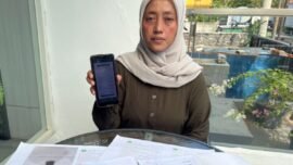 Rohmah, warga Ketapang, Kabupaten Sampang, saat memberikan keterangan pers kepada wartawan di Surabaya (Foto: Dimas AP/Ist)