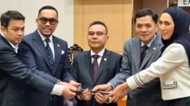 Wakil Ketua DPR RI Sufmi Dasco Ahmad (tengah) menetapkan Ahmad Sahroni (dua dari kiri) sebagai Wakil Ketua Komisi III DPR RI. (Aset Foto: DPR RI)