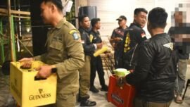 Petugas Satpol PP melakukan penindakan terhadap RHU yang disinyalir menjual minuman keras saat bulan Ramadan (Foto: Satpol PP Surabaya)