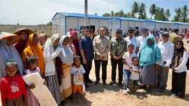 Wamenko Polkam, Letjen TNI (Purn.) Lodewijk Freidrich Paulus (tengah) saat meninjau progres pembangunan hunian tetap di Kabupaten Aceh Utara, Rabu (25/2/2026). (Foto: Hum/Kemenko Polkam)