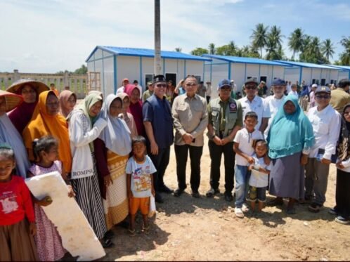 Wamenko Polkam, Letjen TNI (Purn.) Lodewijk Freidrich Paulus (tengah) saat meninjau progres pembangunan hunian tetap di Kabupaten Aceh Utara, Rabu (25/2/2026). (Foto: Hum/Kemenko Polkam)
