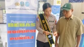 Anggota Polri Aipda Chaca memberikan edukasi cara pengurusan pajak kendaraan bermotor di Samsat Surabaya Utara, Kamis (26/2/2026). (Foto: Ariandi K/BI)