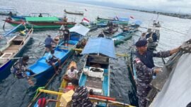 Bakti sosial Guspurla Koarmada II melalui pembagian sembako untuk nelayan Maumere, di Kabupaten Sikka, NTT, Sabtu (28/2/2026). (Sumber Foto: Dispen Koarmada II for Bicaraindonesia.id)