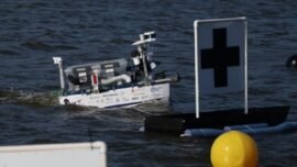 Kapal Nala Ares Mark II dari Tim Barunastra ITS saat melaksanakan misi di arena kompetisi International RoboBoat Competition 2026, Florida, Amerika Serikat (Sumber Foto: Hum/ITS)