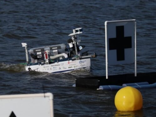 Kapal Nala Ares Mark II dari Tim Barunastra ITS saat melaksanakan misi di arena kompetisi International RoboBoat Competition 2026, Florida, Amerika Serikat (Sumber Foto: Hum/ITS)