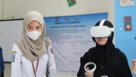 Perwakilan BPBD Jatim (kiri) saat sedang mengamati tahap uji coba RRekon VR oleh siswa SMPN 32 Surabaya, Rabu (25/2/2026). (Sumber Foto: Hum/ITS)
