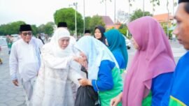 Gubernur Jawa Timur Khofifah Indar Parawansa membagikan paket sembako (Foto: Ro-Adpim Jatim)