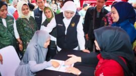 Penyaluran bantuan sosial di Pendopo Kabupaten Pasuruan, Jawa Timur, Selasa (17/2/2026). (Foto: Ro-Adpim Jatim)