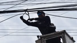 Personel Satpol PP melakukan penerbitan kabel Fiber Optik di Kota Surabaya (Foto: Pemkot Surabaya)