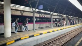 Penumpang kereta api di Stasiun Surabaya Gubeng (Foto: Hum/KAI Daop 8 Surabaya)