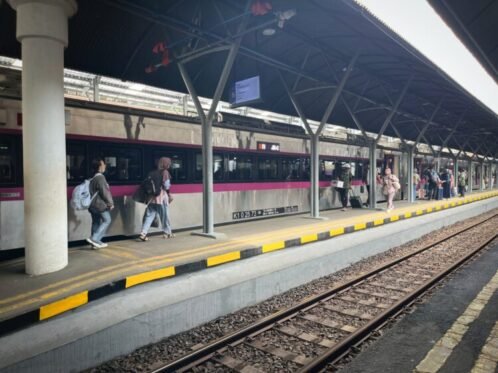 Penumpang kereta api di Stasiun Surabaya Gubeng (Foto: Hum/KAI Daop 8 Surabaya)