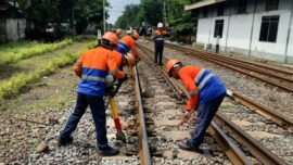 dok. Petugas KAI Daop 8 melakukan perbaikan dan perawatan prasarana jalan rel kereta api (Foto: Hum/Daop 8 Surabaya)