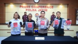 Konferensi pers ungkap kasus penjualan bahan peledak ilegal berupa bubuk petasan yang digelar di Mapolda Jawa Timur, Selasa (3/3/2026) (Foto: Ariandi K/BI)