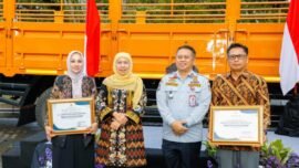 Acara simbolis penyerahan truk hasil normalisasi dimensi di halaman Kantor Dinas Perhubungan (Dishub) Provinsi Jawa Timur, Jumat (6/3/2026). (Foto: Ro-Adpim Jatim)