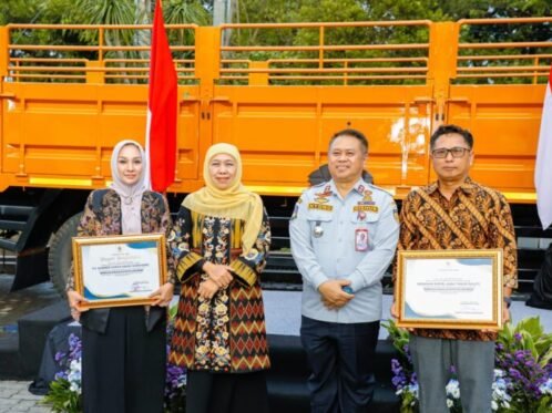 Acara simbolis penyerahan truk hasil normalisasi dimensi di halaman Kantor Dinas Perhubungan (Dishub) Provinsi Jawa Timur, Jumat (6/3/2026). (Foto: Ro-Adpim Jatim)