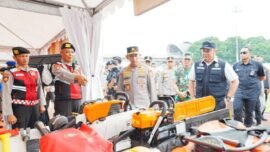 Kapolri Jenderal Listyo Sigit Prabowo melakukan pengecekan sarpras dan personel usai apel ojol dan buruh kamtibmas di Stadion Bumi Sriwijaya, Kota Palembang, Sumatera Selatan, Minggu (8/3/2026). (Foto: Divhum Polri)