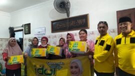 Pembagian paket bingkisan Lebaran oleh keluarga Adies Kadir kepada warga di Surabaya, Jawa Timur, Senin (16/3/2026). (Foto: Ist/Dj)