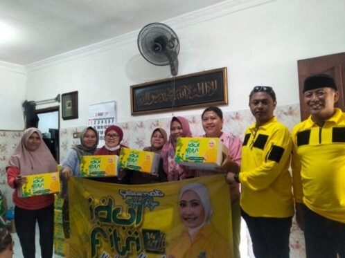 Pembagian paket bingkisan Lebaran oleh keluarga Adies Kadir kepada warga di Surabaya, Jawa Timur, Senin (16/3/2026). (Foto: Ist/Dj)