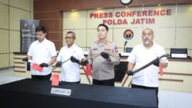 Konferensi pers ungkap kasus pemerasan disertai senjata tajam, yang digelar di Mapolda Jawa Timur, Rabu (4/3/2026) (Foto: Ariandi K/BI)