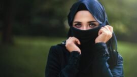 Ilustrasi seorang muslimah memakai kerudung (Pixabay)