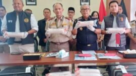 Konferensi pers terkait penggagalan upaya penyelundupan benih bening lobster (BBL) tanpa dokumen resmi di Bandara Yogyakarta, Senin (2/3/2026). (Sumber Foto: Hum/Barantin)