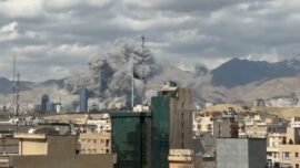 Asap mengepul dari suatu daerah di Teheran pada Sabtu (28/2/2026), setelah Israel melancarkan serangan ke ibu kota Iran. (Sumber Foto: SS Yt/Firstpost)