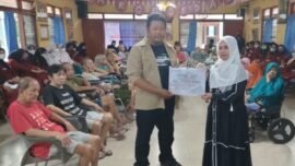 Ketua Pelaksana kegiatan, Indra Setiawan (kiri), saat menyerahkan bantuan kepada Ketua Yayasan Panti Werdha Hargo Dedali, Endang Sinar Giyanti (Foto: Dimas Ap/BI)