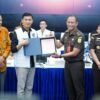 Bareskrim Polri menyerahkan simbolis aset sitaan hasil TPPU perjudian online kepada Kejaksaan Agung (Kejagung) di Bareskrim Polri, Jakarta Selatan, Kamis (5/3/2026). (Foto: Hum/Polri)