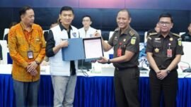 Bareskrim Polri menyerahkan simbolis aset sitaan hasil TPPU perjudian online kepada Kejaksaan Agung (Kejagung) di Bareskrim Polri, Jakarta Selatan, Kamis (5/3/2026). (Foto: Hum/Polri)