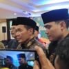Ketua Umum Pengprov Kodrat Jatim, Bambang Haryo Soekartono (tengah) didampingi Anggota DPRD Jatim, Cahyo Harjo Prakoso (kanan) saat memberikan keterangan pers di Surabaya, Jumat (6/3/2026) (Foto: Dimas AP/BI)