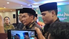 Ketua Umum Pengprov Kodrat Jatim, Bambang Haryo Soekartono (tengah) didampingi Anggota DPRD Jatim, Cahyo Harjo Prakoso (kanan) saat memberikan keterangan pers di Surabaya, Jumat (6/3/2026) (Foto: Dimas AP/BI)