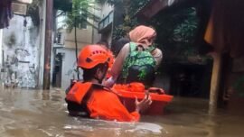 Petugas dari BPBD DKI Jakarta melakukan evaluasi korban banjir (Sumber Foto: Pemprov DKI)