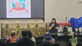 Ketua Komite Pemersatu Suku Nusantara di Surabaya, Grace Evi Ekawati, saat menyampaikan sambutan pada Sabtu (7/3/2026). (Foto: Dimas AP/Ist)