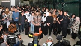 Menteri Luar Negeri, Sugiono, saat menyambut kedatangan WNI dari Iran di Bandara Internasional Soekarno - Hatta, Tangerang, Banten, Selasa (10/3/2026) (Foto: Hum/Kemlu RI)