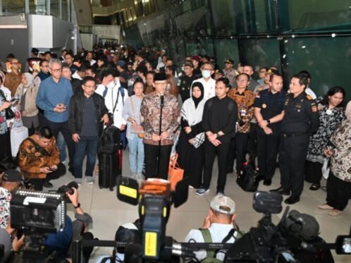 Menteri Luar Negeri, Sugiono, saat menyambut kedatangan WNI dari Iran di Bandara Internasional Soekarno - Hatta, Tangerang, Banten, Selasa (10/3/2026) (Foto: Hum/Kemlu RI)