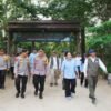 Ketua Komisi IV DPR RI, Siti Hediati Hariyadi (Titiek Soeharto) saat meninjau meninjau lahan konservasi gajah di Taman Nasional Tesso Nilo, Provinsi Riau, Selasa (17/3/2026). (Sumber Foto: Polri)