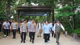 Ketua Komisi IV DPR RI, Siti Hediati Hariyadi (Titiek Soeharto) saat meninjau meninjau lahan konservasi gajah di Taman Nasional Tesso Nilo, Provinsi Riau, Selasa (17/3/2026). (Sumber Foto: Polri)