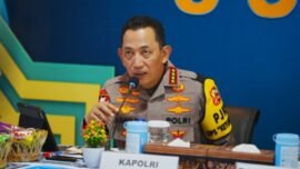 Kapolri Jenderal Listyo Sigit Prabowo, saat monitoring pengamanan malam Takbiran Lebaran di Pos Terpadu Lapangan Merdeka Polrestabes Medan, Sumatra Utara, Jumat (20/3/2026) (Foto: Divhum/Polri)