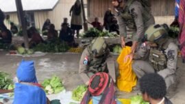 Personel Satgas Operasi Damai Cartenz saat membeli hasil bumi di Pasar Distrik Sinak, Kabupaten Puncak, Papua Tengah, Minggu (22/3/2026) (Sumber Foto: Hum/Polri)