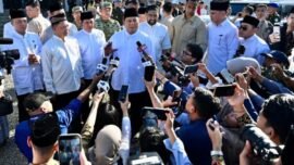 Presiden Prabowo Subianto memberikan keterangan pers usai salat Idulfitri di Masjid Darussalam di Kabupaten Aceh Tamiang, Provinsi Aceh, Sabtu, (21/3/2026) (Foto: BPMI Setpres)
