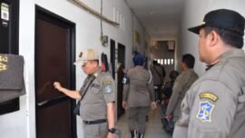 dok. Petugas Satpol PP Surabaya melakukan operasi yustisi di rumah kos (Foto: Pemkot Surabaya)
