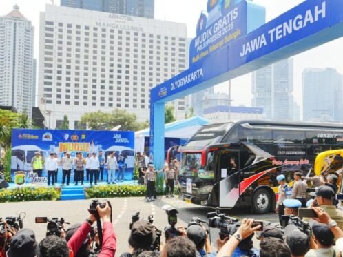 Pemberangkatan peserta mudik Gratis Polri di Lapangan Polda Metro Jaya, Jakarta Selatan, Rabu (18/3/2026). (Foto: Divhum Polri)