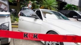 Petugas memeriksa kendaraan yang menjadi barang sitaan di Gedung Merah Putih Komisi Pemberantasan Korupsi (KPK), Jakarta (Foto: dok. KPK)