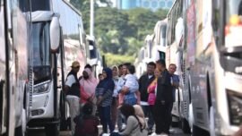 Peserta Program Mudik Gratis 2026 saat diberangkatkan dari kawasan Monumen Nasional (Monas), Jakarta Pusat, Selasa (17/3/2026). (Foto: Kominfotik DKI)