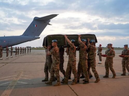 Upacara penghormatan digelar di landasan Bandara Beirut sebelum jenazah dipulangkan ke Prancis, Senin (20/4/2026). (Sumber Foto: UNIFIL)