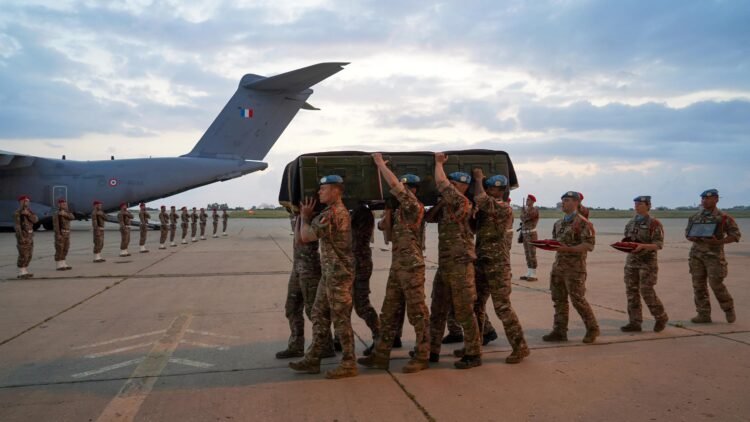 Upacara penghormatan digelar di landasan Bandara Beirut sebelum jenazah dipulangkan ke Prancis, Senin (20/4/2026). (Sumber Foto: UNIFIL)