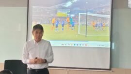 Ketua Komite Wasit PSSI Yoshimi Ogawa saat menyampaikan paparan (Foto: Dimas AP/BI)