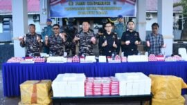 Konferensi pers ungkap kasus penggagalan upaya penyelundupan kosmetik Ilegal yang digelar di Joglo Mako Lanal Nunukan, Sabtu (25/4/2026). (Sumber Foto: Dispen Kodaeral XIII)